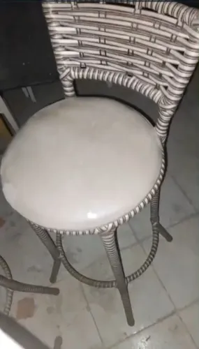 4 banquetas com mesa altas novas cor clara 