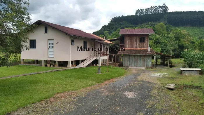 Terreno com 3.000 m², na rodovia SC-112, Trombudo Central, S.C., contendo uma casa de alve