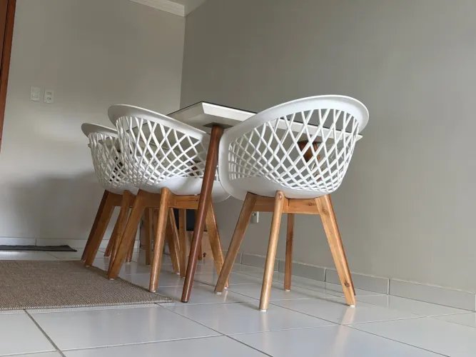 Mesa em laca com 04 Cadeiras