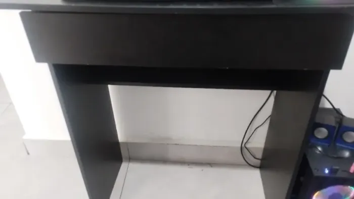 Mesa de escritório pequena com gaveta