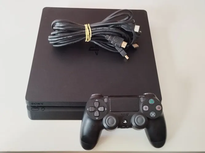 PS4 Slim - 1 terabyte - 3 meses de garantia (18x no cartão de crédito)