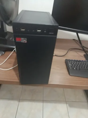 Computador para escritório, estudo ou jogos leves.