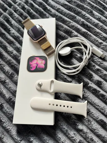 Apple Watch Series 11 na caixa com cabo e pulseira original