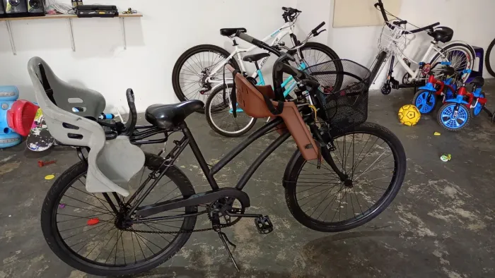 Bike aro 26 com cadeirinhas para 2 crianças até 3 anos ou 20kg.