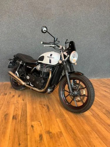 TRIUMPH STREET TWIN 900