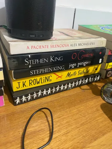 39 Livros e Mangás em Ótimo Estado | Stephen King, Evelyn Hugo, Chainsaw Man e mais