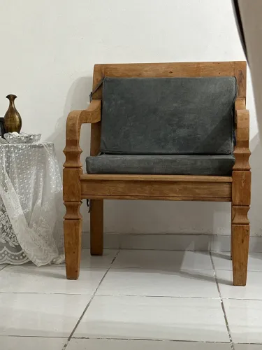 Poltrona de madeira maciça com pés torneado assento em couro de carneiro