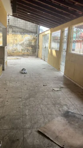 Casa com um quintal amplo para venda no Califórnia BP/RJ