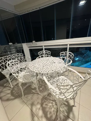 Conjunto de varanda mesa com quatro cadeiras e banco