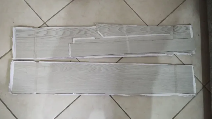 Piso vinílico 91 cm de comprimento por 15 cm de largura.21 peças totalizando 2,90 cm.