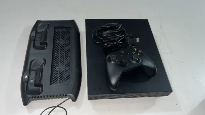 ? VEM NELE XBOX ONE + 1 CONTROLE + CARREGADOR COM COOLER e CABOS