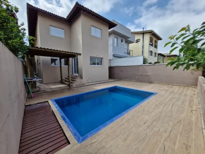 CASA 4 QUARTOS COM PISCINA - CONDOMÍNIO COM LAZER.