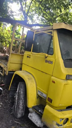 Caminhão em bom estado pouco rodado so andou leve