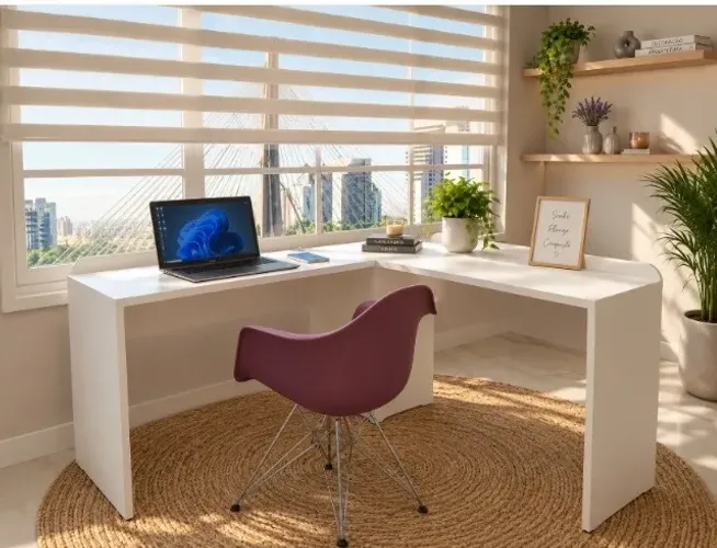 Mesa Reading Writing Work. Em L. Medidas L105cm x L105cm x P35cm x A74cm.