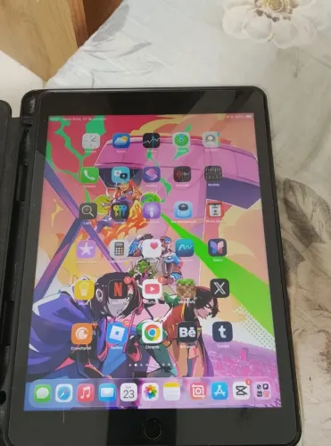 Vendo iPad Geração 9 completo com capa, carregador, teclado e mouse em ótimo estado