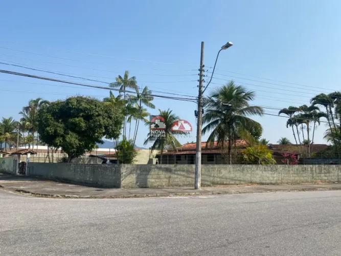 Excelente área bem localizada de esquina e de frente para praça.