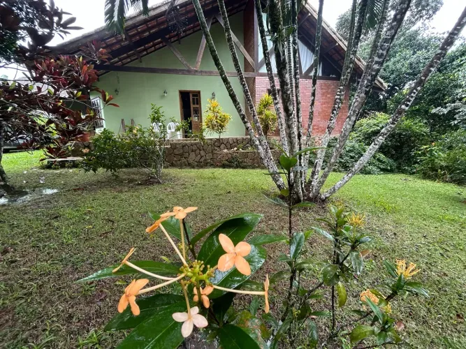 Alugo linda casa em condominio