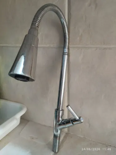 Torneira de cozinha com chuveirinho móvel em perfeito estado de uso sem avaria.