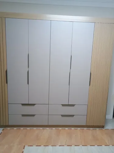 Guarda-Roupa 6 Portas 4 Gavetas Semi Novo - Apenas 2 Meses de Uso