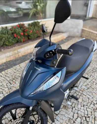 Honda biz 2025 Azul 2500km Apenas entrada 2 mil + 18x 1120, no cartão