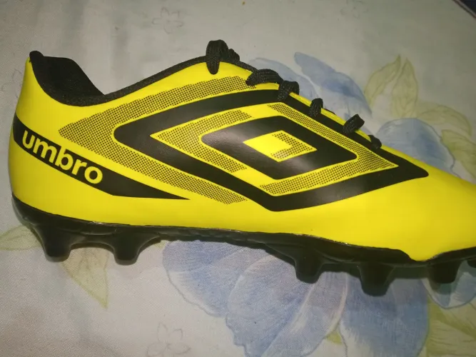 CHUTEIRA DE CAMPO DA UMBRO NUMERO 40 DE 100 POR 79,99