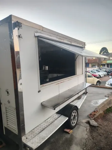 FOOD TRUCK COMPLETO À VENDA - PRONTO PARA TRABALHAR!