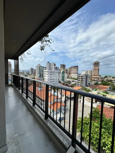 Apartamento com sacada e 2 quartos no Perequê