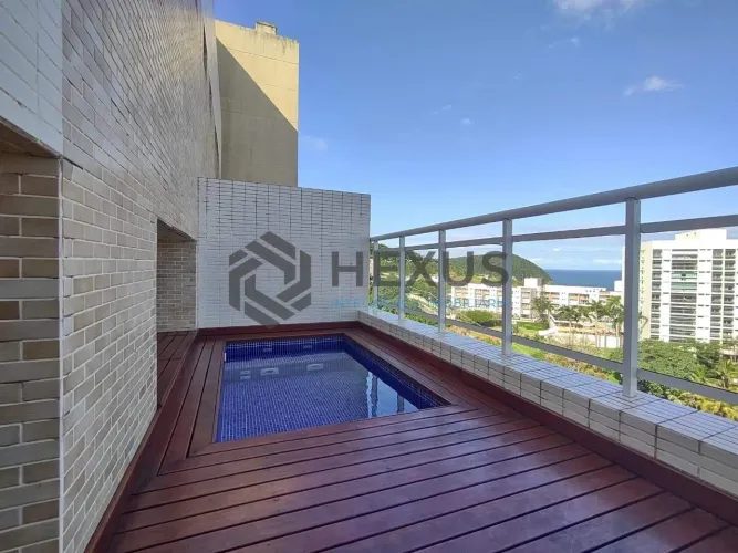 Cobertura duplex beira mar com varandas vista mar e lazer completo na Praia da Enseada, Gu