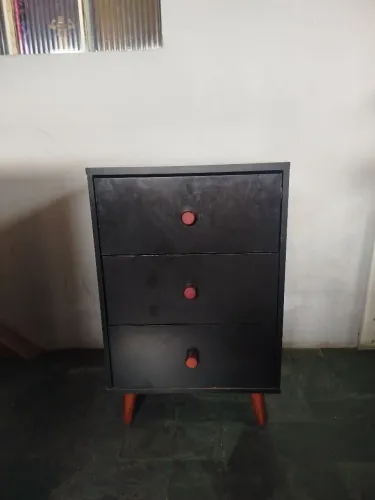 Criado mudo 4 gavetas uma secreta