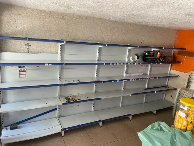 Vendo Gôndolas e prateleiras 