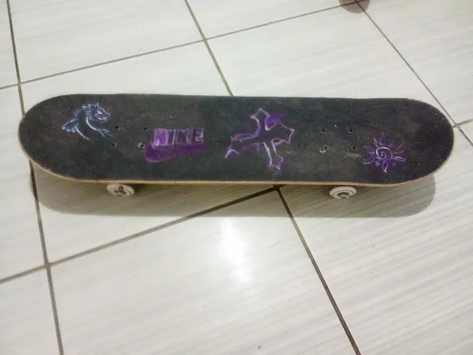 Skate semi-novo(1 mês de uso) com algumas marcas de uso!