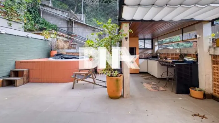 Casa em Condomínio : Triplex / Residencial / Botafogo
