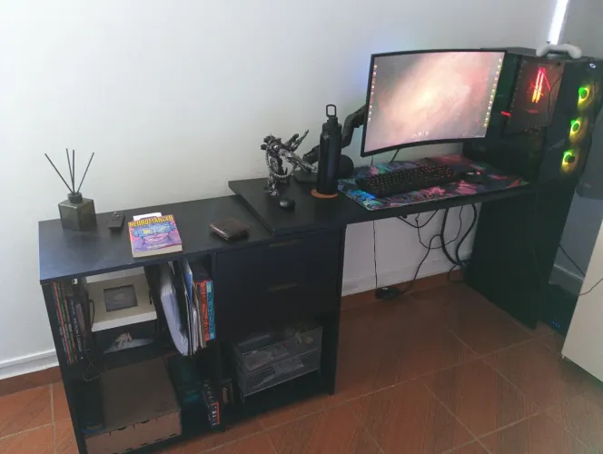 Mesa para escritório com gaveteiro e nicho