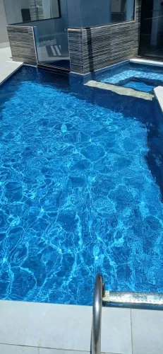 Piscineiro profissional em tratamento