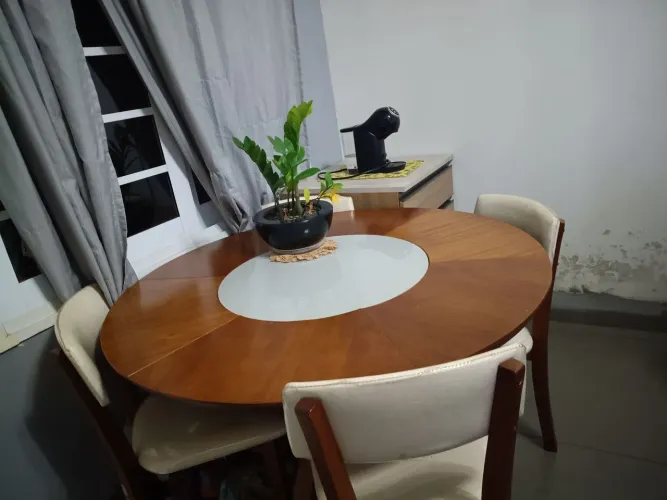 Vendo mesa de madeira com centro giratório de vidro
