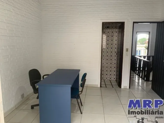 Sala comercial na Praia da Maranduba, Ubatuba, ao lado da Rodovia.
