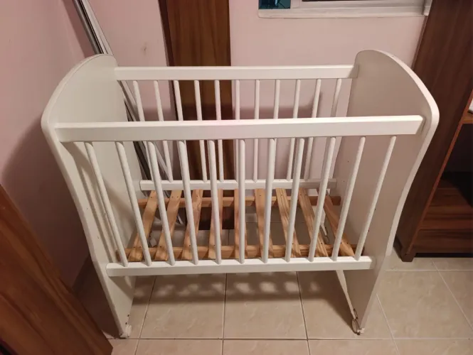 Berço de bebê com colchão