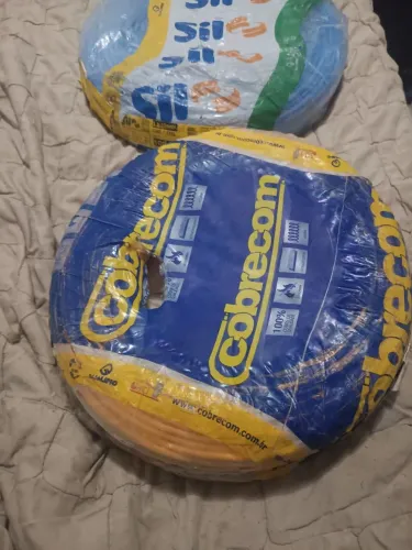 2 rolos  fechados 1 azul e 1 amarelo valor para os dois rolos