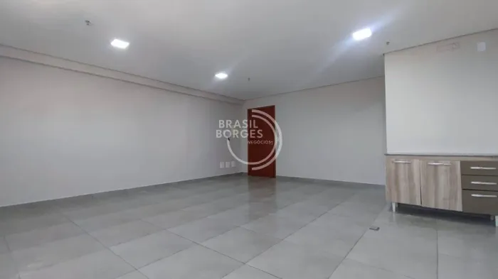 Sala Comercial 44m² no Edifício Dubai com Vaga, Copa e Banheiro