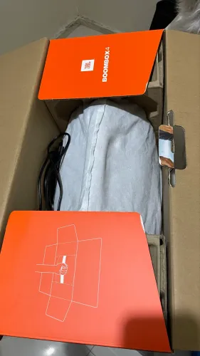 JBL Boombox quatro com nota fiscal em garantia sem marca de uso