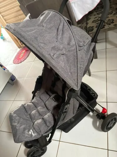Carrinho de bebê e andador  seminovos 