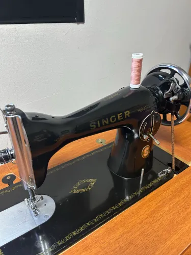 Máquina de Costura Singer c/gabinete