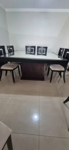 MESA DE JANTAR QUADRADA ESPELHADA DE IMBUIA COM 8 CADEIRAS ESTOFADAS