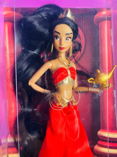 Boneca Jasmine roupa vermelha 