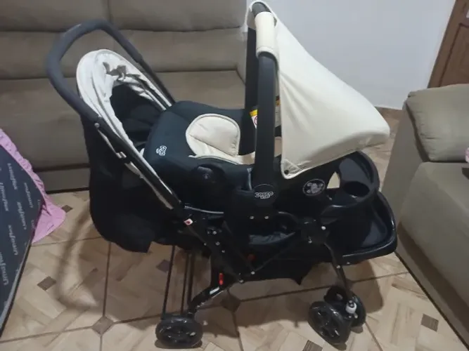 Carrinho de bebê com bebê conforto