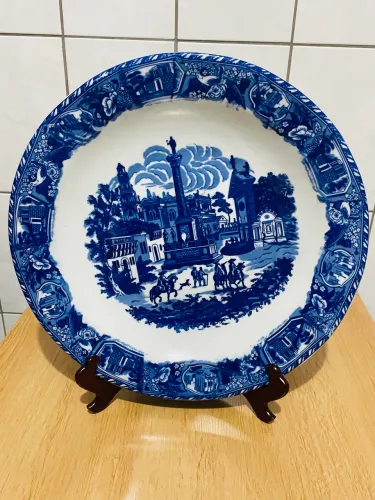 Medalhão de porcelana com suporte em madeira