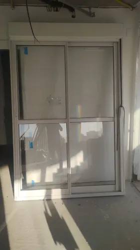 Porta 2 folhas com persiana