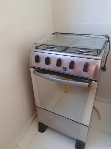 Fogão 4 bocas, em perfeito estado de uso. Acompanha a mangueira e registro de gás.