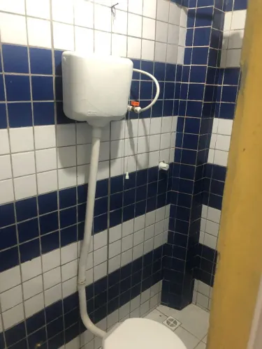 Alugo kitinete na parte de trás 