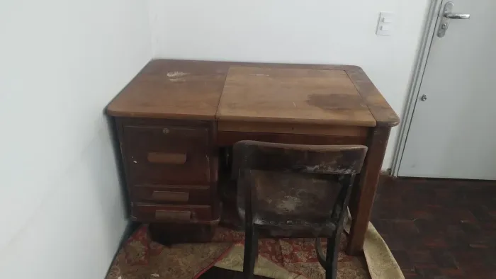 Escrivaninha com segredo da cimo e cadeira cimo.